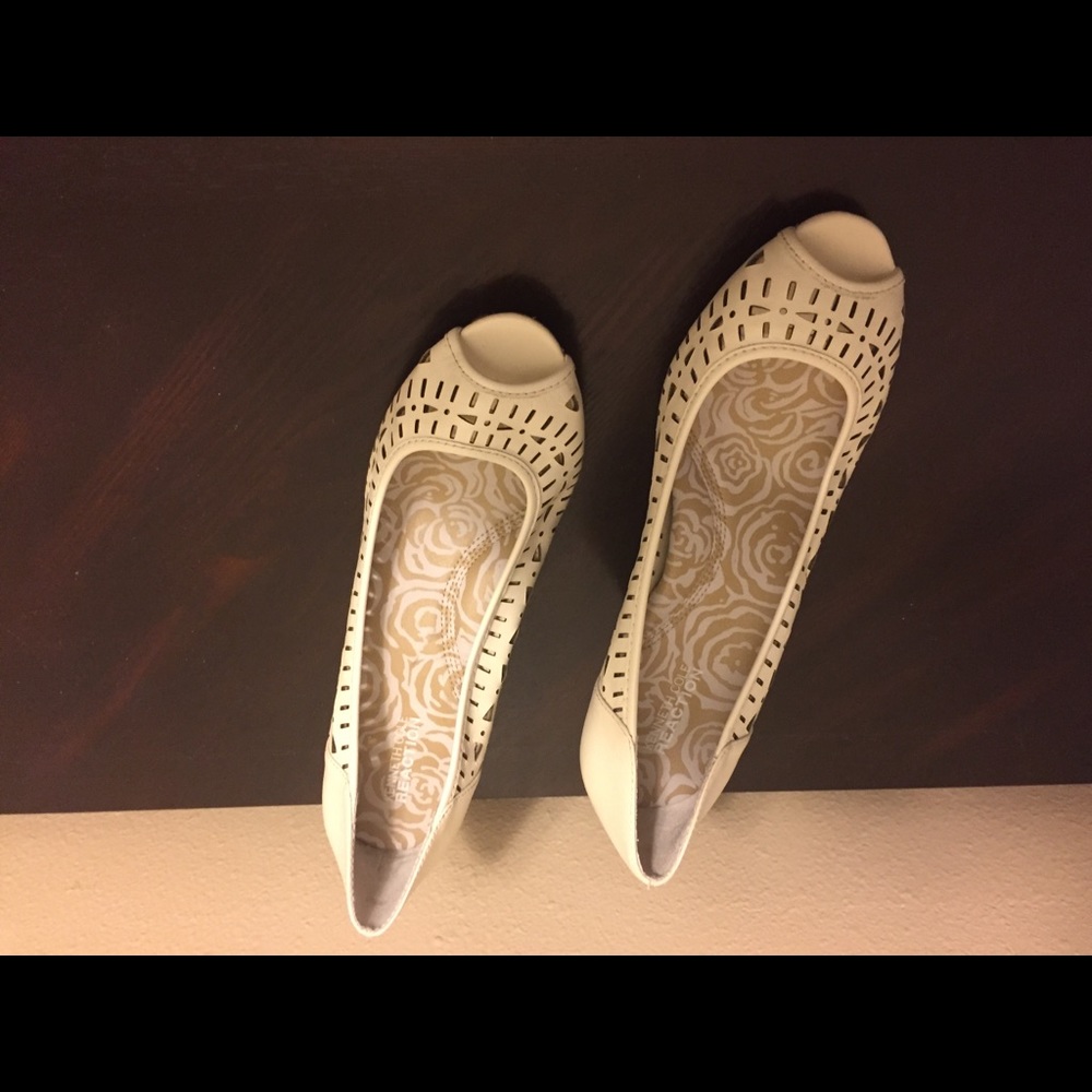 Kenneth Cole Reaction Cream Color Shoes
